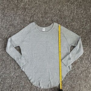 Aritzia TNA Ribbed Gray Waffle Sweater Curved hem Size Medium